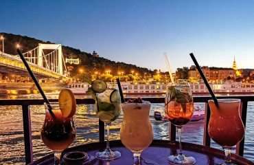 sunset-cruise-budapest-with-cocktail