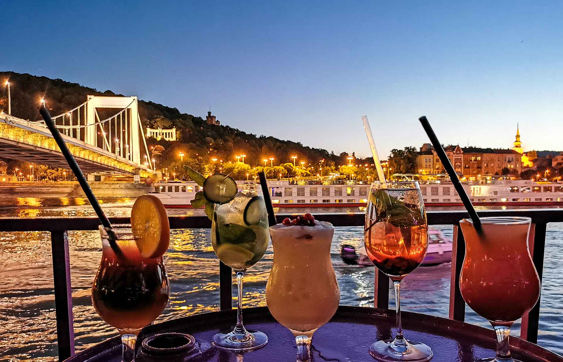 sunset-cruise-budapest-with-cocktail